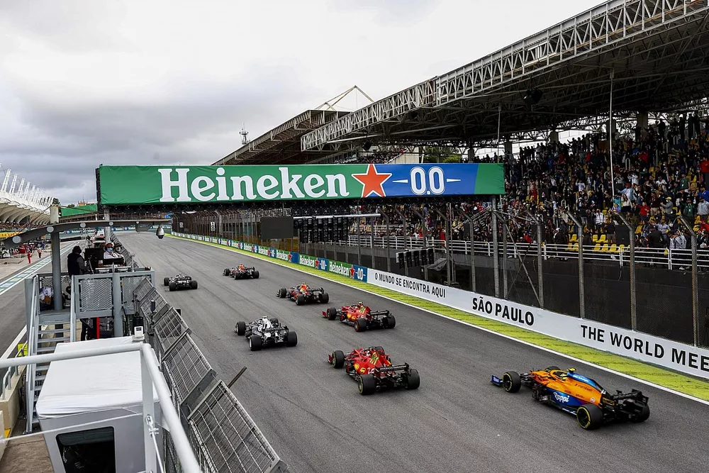 Max Verstappen, Red Bull Racing RB16B, Valtteri Bottas, Mercedes W12, Sergio P&eacute;rez, Red Bull Racing RB16B, Carlos Sainz Jr, Ferrari SF21, y Pierre Gasly, AlphaTauri AT02.