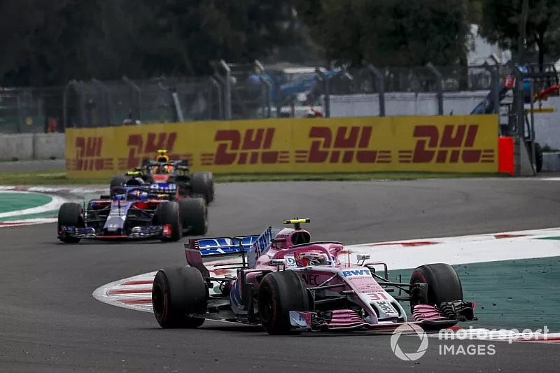 Esteban Ocon, Racing Point Force India VJM11 et Pierre Gasly, Scuderia Toro Rosso STR13 