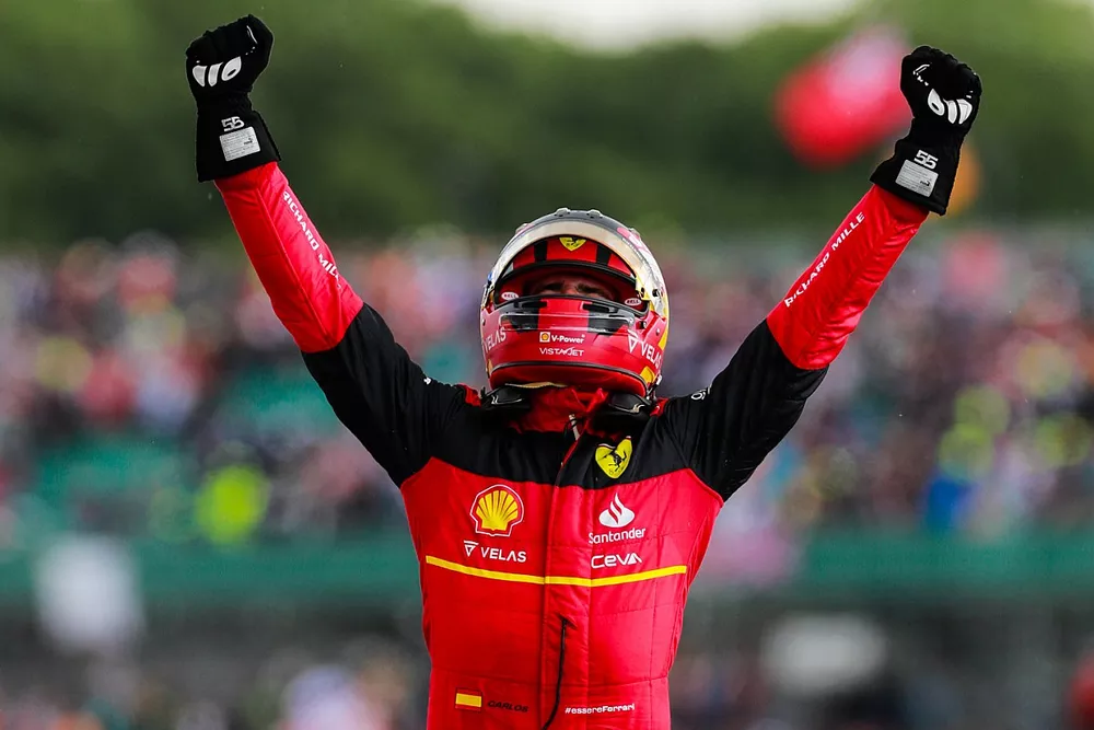 Le vainqueur Carlos Sainz, Ferrari, f&ecirc;te en arrivant dans le parc ferm&eacute;