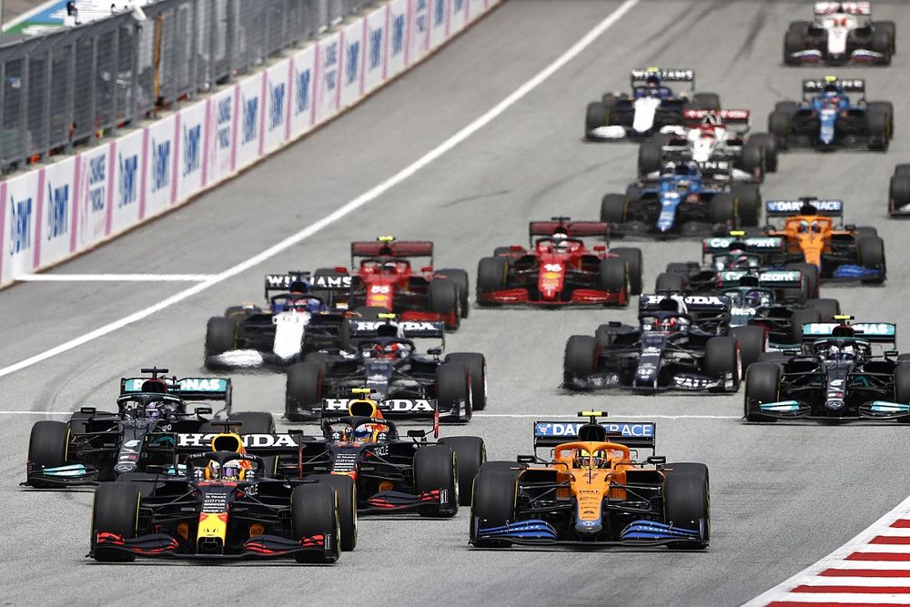 Max Verstappen, Red Bull Racing RB16B, Lando Norris, McLaren MCL35M, Sergio P&eacute;rez, Red Bull Racing RB16B, Lewis Hamilton, Mercedes W12, Valtteri Bottas, Mercedes W12, Pierre Gasly, AlphaTauri AT02, al inicio