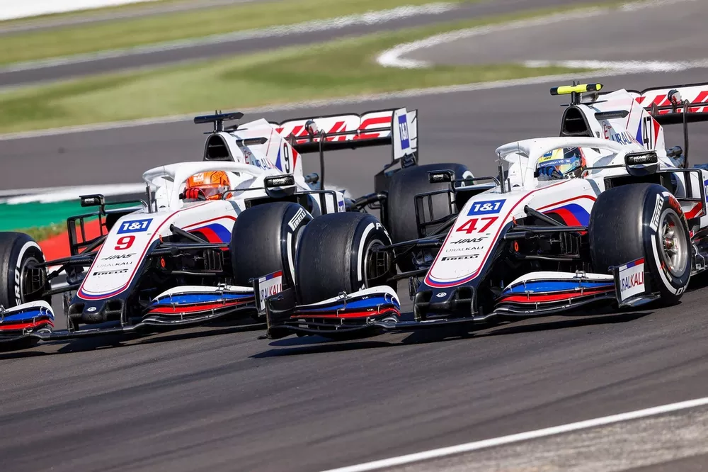 Mick Schumacher, Haas VF-21, battles with Nikita Mazepin, Haas VF-21