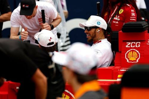 F1: Hamilton ainda sente que "algo est&aacute; atrapalhando a Ferrari"