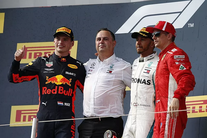 Max Verstappen, Red Bull Racing, Ron Meadows, Team Manager Mercedes AMG F1, Lewis Hamilton, Mercedes-AMG F1 e Kimi Raikkonen, Ferrari, festeggiano sul podio