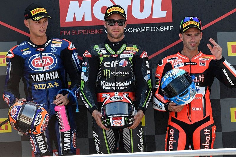 Ganador de la carrera Jonathan Rea, Kawasaki Racing, segundo lugar Michael van der Mark, Pata Yamaha, tercer lugar Marco Melandri, Aruba.it Racing-Ducati SBK Team