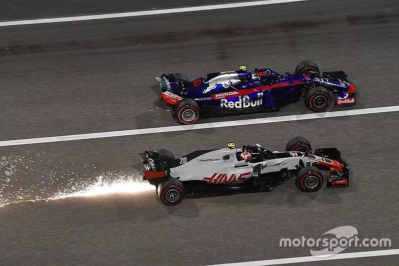 Kevin Magnussen, Haas F1 Team VF-18 sparks and Pierre Gasly, Scuderia Toro Rosso STR13