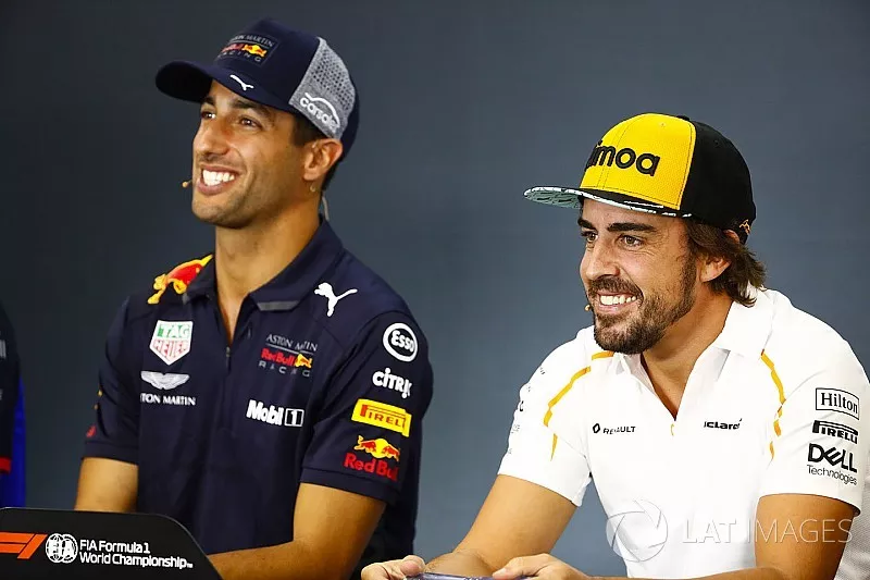 Daniel Ricciardo, Red Bull Racing y Fernando Alonso, McLaren, en la conferencia de prensa