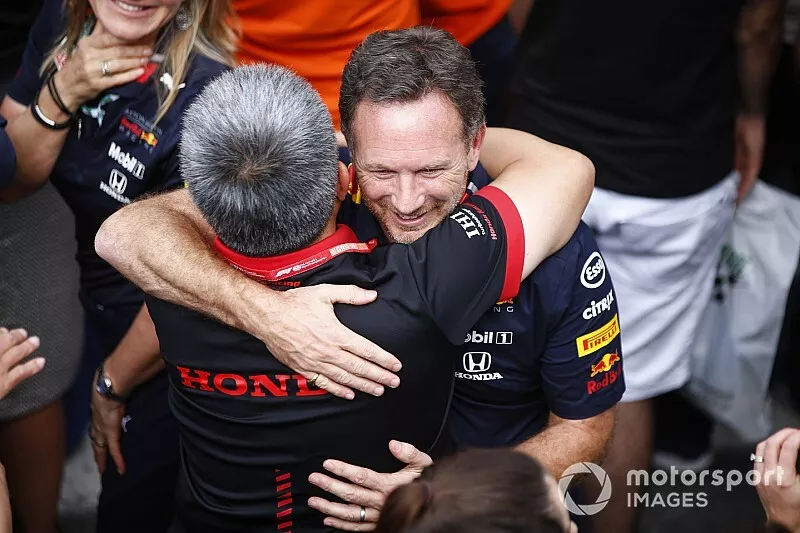 Masashi Yamamoto, General Manager, Honda Motorsport, e Christian Horner, Team Principal, Red Bull Racing, festeggiano nel parco chiuso