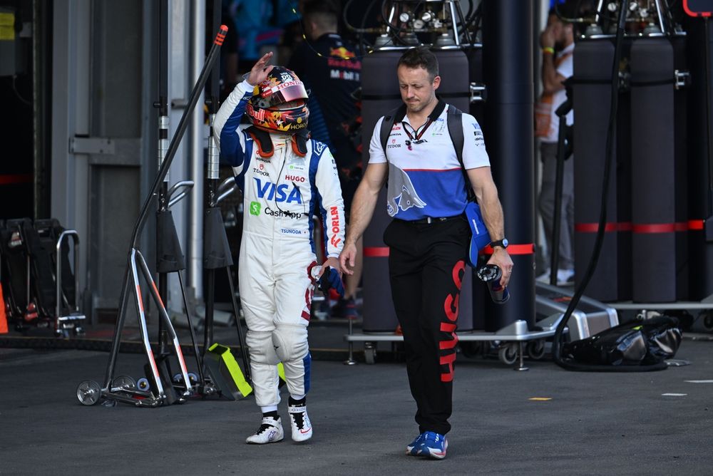 F1シンガポール　角田裕毅 角田裕毅がデニムデザインのマシンでシンガポールを走る。RB