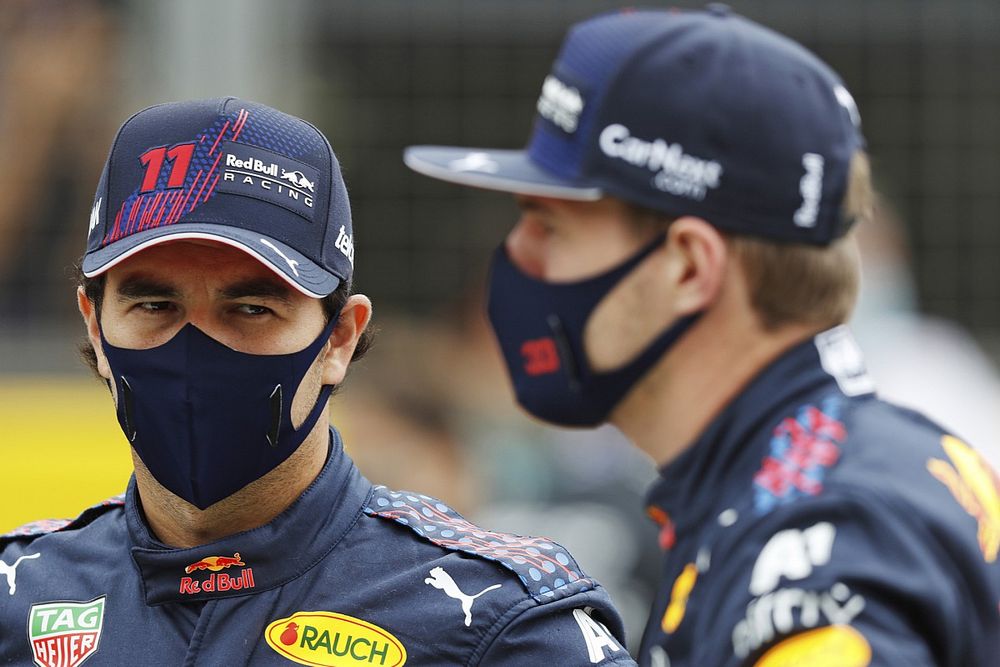 Sergio Pérez, Red Bull Racing, y Max Verstappen, Red Bull Racing, antes de la presentación del coche de Fórmula 1 de 2022