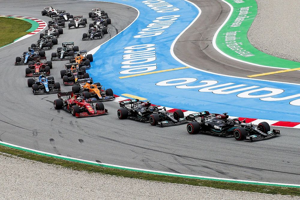 Lewis Hamilton, Mercedes W12, Valtteri Bottas, Mercedes W12, Charles Leclerc, Ferrari SF21, Daniel Ricciardo, McLaren MCL35M, Esteban Ocon, Alpine A521, and the remainder of the field on the opening lap