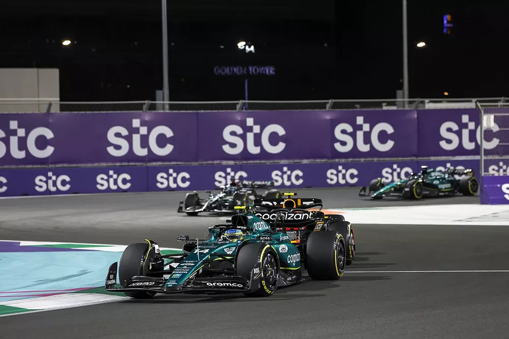 Fernando Alonso, Aston Martin AMR23, Sergio Perez, Red Bull Racing RB19, George Russell, Mercedes F1 W14