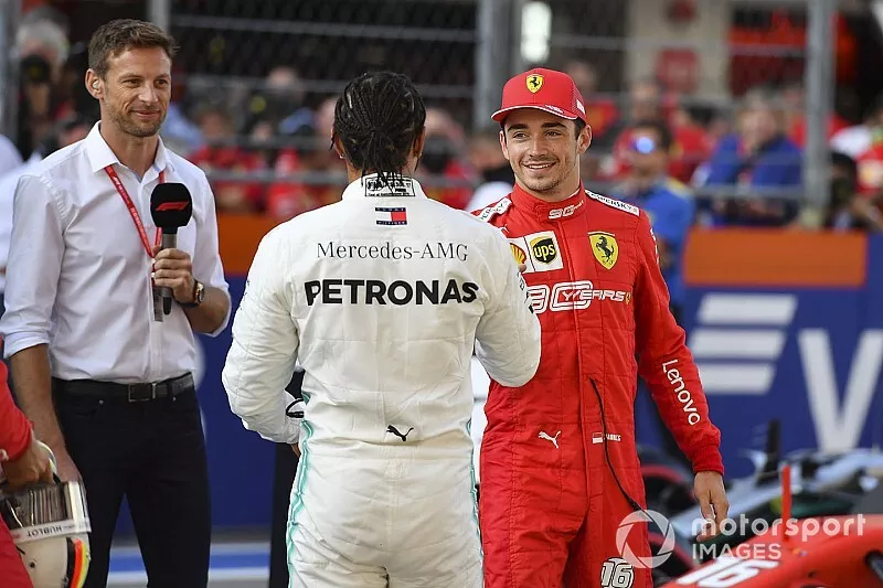 El ganador de la pole Charles Leclerc, Ferrari, es felicitado por Lewis Hamilton, Mercedes AMG F1 