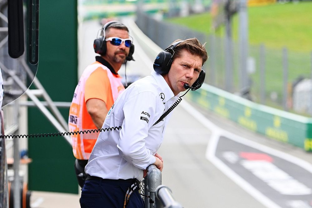 James Vowles, director del equipo Williams Racing, en el muro de boxes