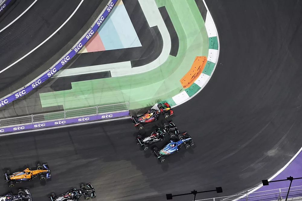 Max Verstappen, Red Bull Racing RB16B, Esteban Ocon, Alpine A521, et Lewis Hamilton, Mercedes W12, se battent pour la t&ecirc;te