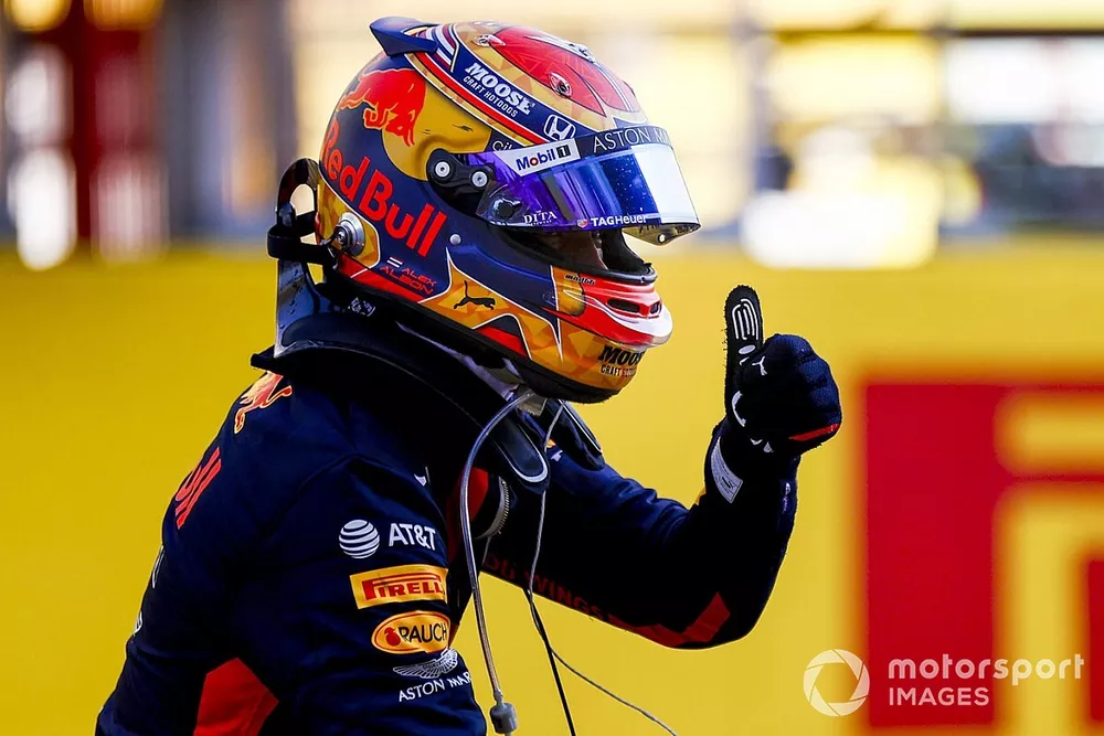 Alex Albon, Red Bull Racing, 3ème position, fête en arrivant dans le parc fermé