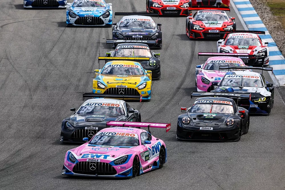 Start practice, Maro Engel, Mercedes-AMG Team GruppeM Racing Mercedes-AMG GT3 leads
