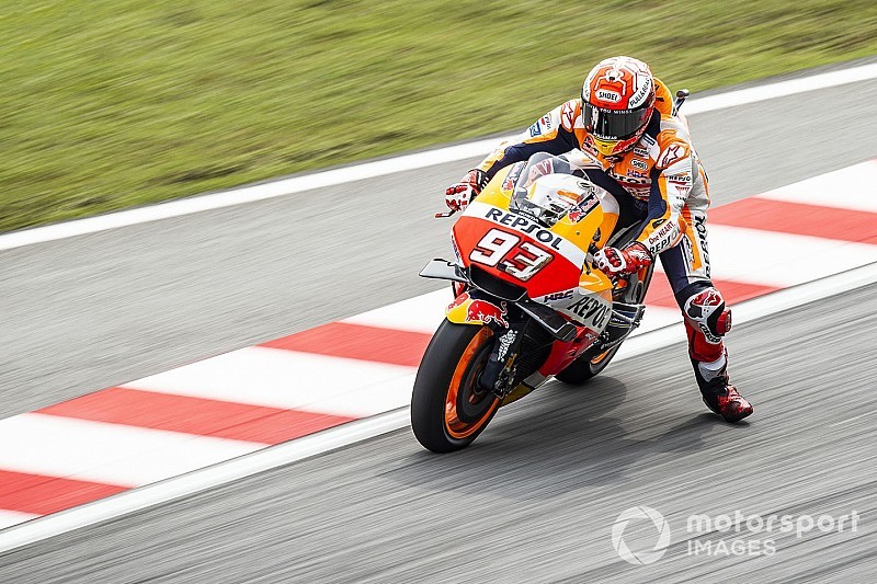 Márquez, de la pole al suelo en Sepang
