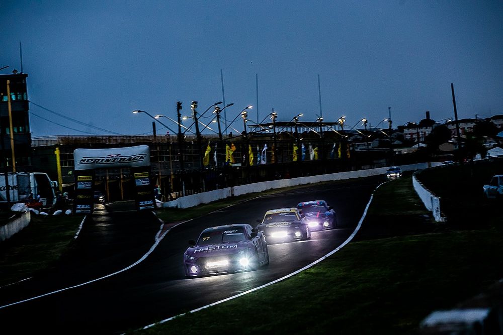 A corrida noturna tradicionalmente acontece no autódromo londrinense
