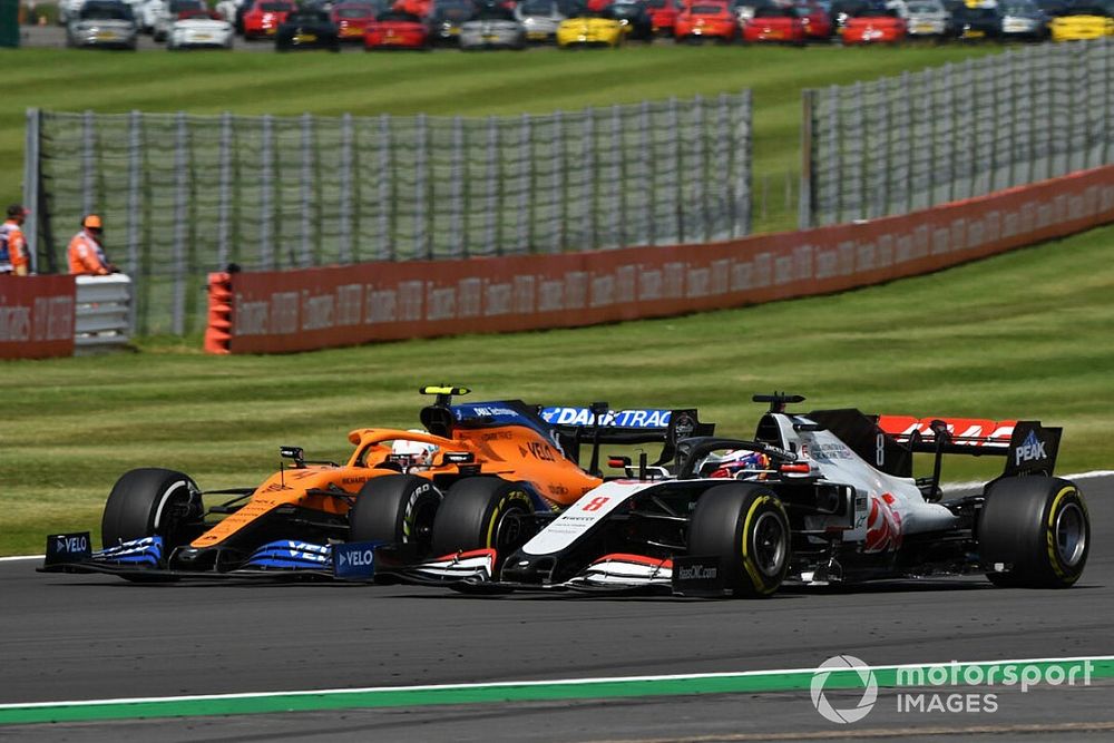 Lando Norris, McLaren MCL35, duella con Romain Grosjean, Haas VF-20