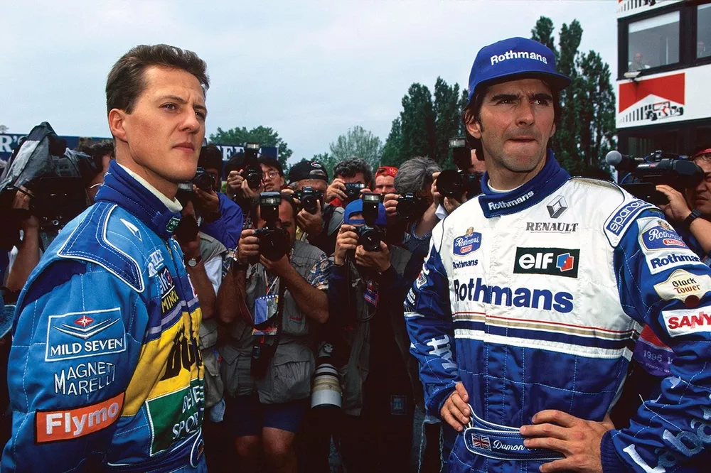 Michael Schumacher, Benetton B195 Renault, retirado, con el ganador de la carrera Damon Hill, Williams FW17-Renault