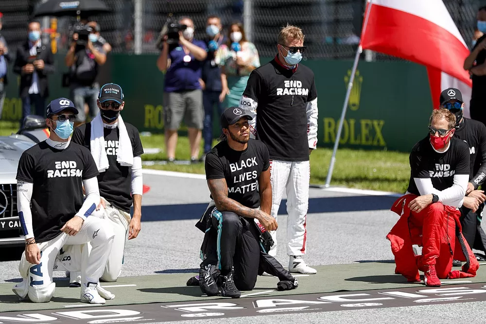 Nicholas Latifi, Williams Racing, George Russell, Williams Racing, Lewis Hamilton, Mercedes-AMG Petronas F1, ve Sebastian Vettel, Ferrari, gridde diz &ccedil;&ouml;k&uuml;yor