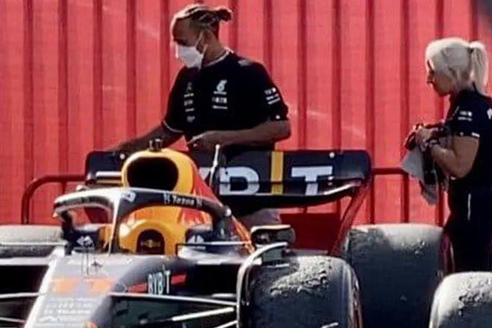 Lewis Hamilton Merecdes is checking the car of Sergio Perez, Red Bull Racing