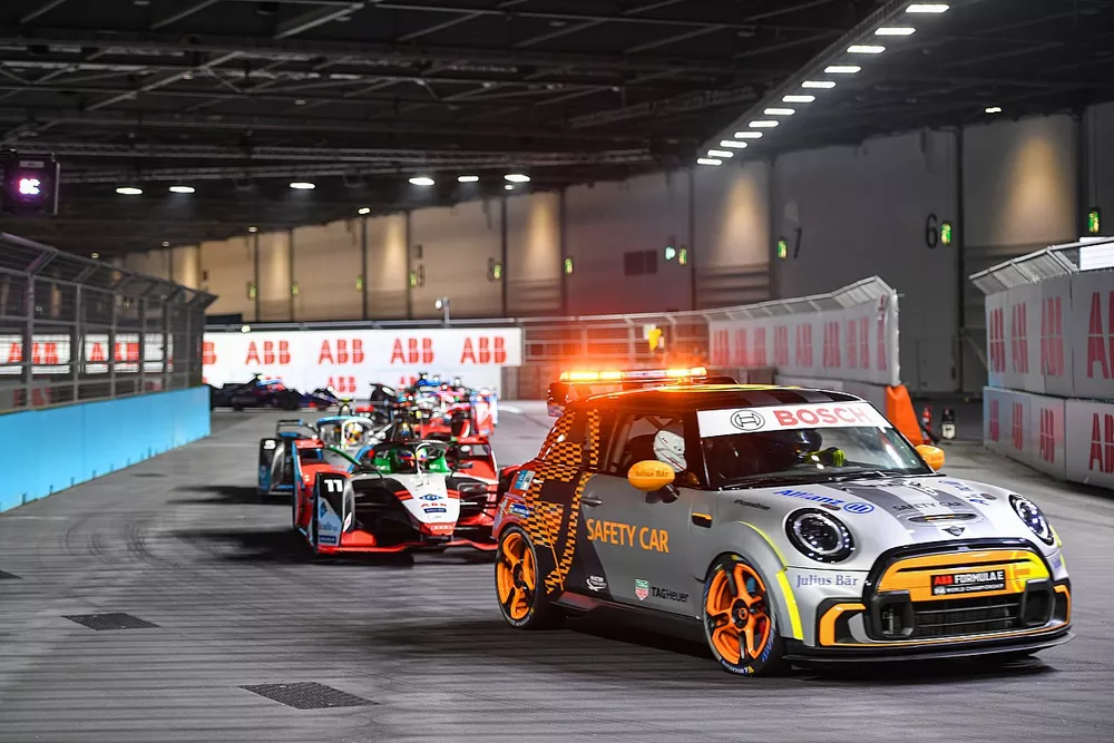 La voiture de s&eacute;curit&eacute; devance Lucas Di Grassi, Audi Sport ABT Schaeffler, Audi e-tron FE07