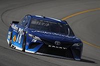 Truex lidera la segunda práctica en Michigan