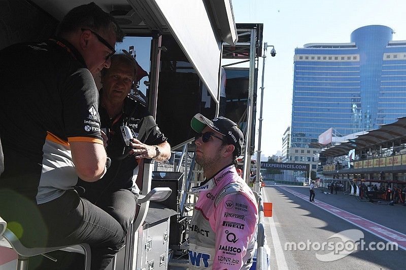 Sergio Perez, Sahara Force India habla con Robert Fearnley, Sahara Force India F1 Team director del