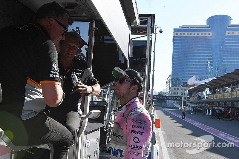 Sergio Perez, Sahara Force India habla con Robert Fearnley, Sahara Force India F1 Team director del 