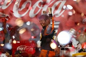 Más dominante que nunca, Truex Jr. vence en Charlotte