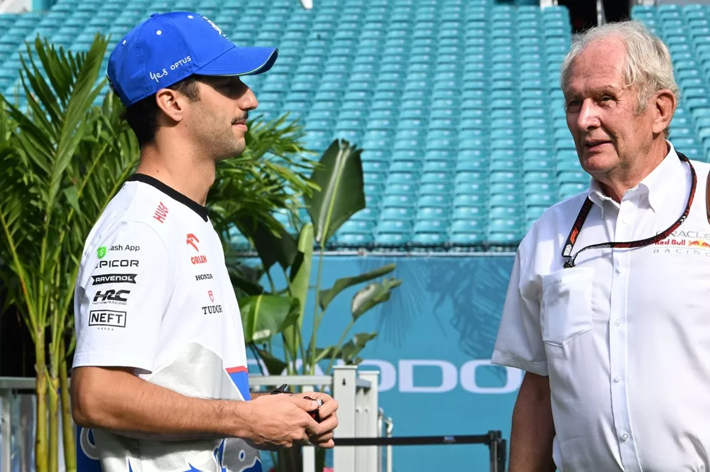 Daniel Ricciardo, Visa Cash App RB F1 Team, met Helmut Marko, Consultant, Red Bull Racing 