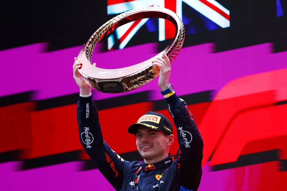 Max Verstappen, Red Bull Racing, vainqueur, soul&egrave;ve son troph&eacute;e
