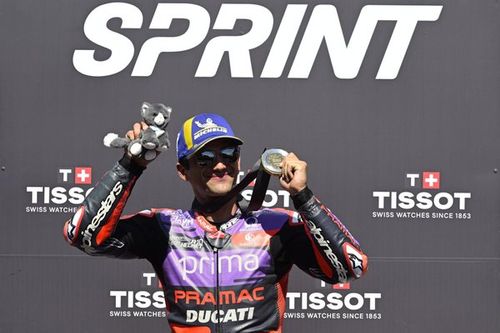 Martín domina el sprint en Francia con gran remontada de Márquez