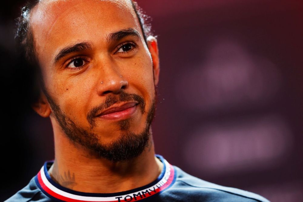 Lewis Hamilton, del equipo Mercedes-AMG F1, es entrevistado tras la clasificación