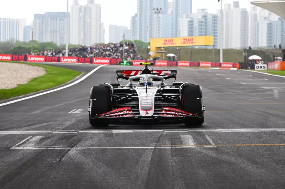 Nico Hulkenberg, Haas VF-24, arrives on the grid before the race