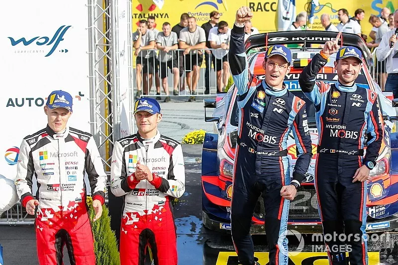PPodio: Ganador Thierry Neuville, Nicolas Gilsoul, Hyundai Motorsport Hyundai i20 WRC Cup, segundo lugar Ott T&auml;nak, Martin J&auml;rveoja, Toyota Gazoo Racing WRT Toyota Yaris WRC, tercer lugar Dani Sordo, Carlos del Barrio, Hyundai Motorsport Hyundai i20 WRC Cup