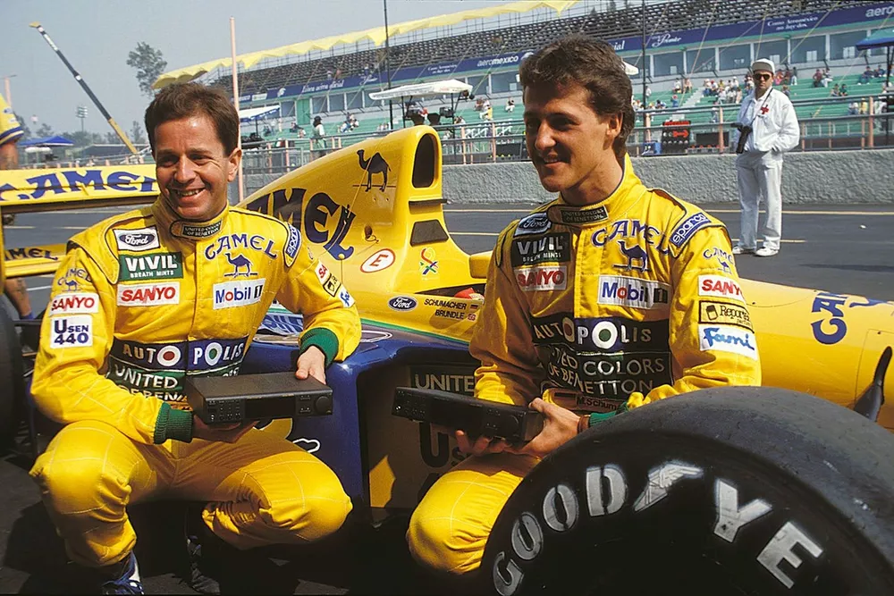 Martin Brundle et Michael Schumacher posent devant la Benetton B191B