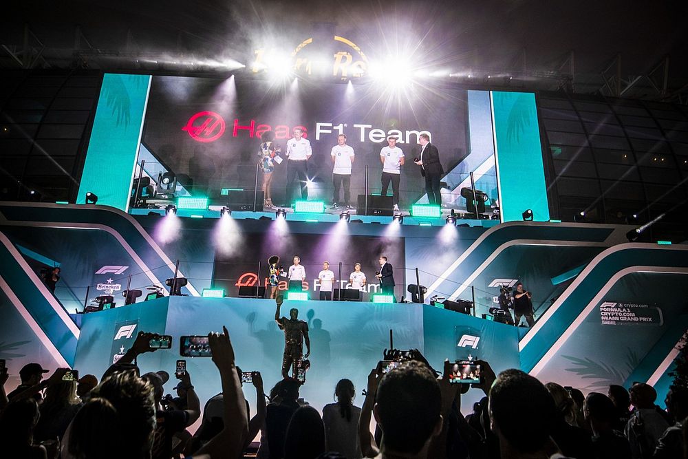 Guenther Steiner, director del equipo Haas F1, Mick Schumacher, del equipo Haas F1 y Kevin Magnussen, del equipo Haas F1, son entrevistados en el escenario por Naomi Schiff, de Sky TV, en la fiesta de inauguración de Miami