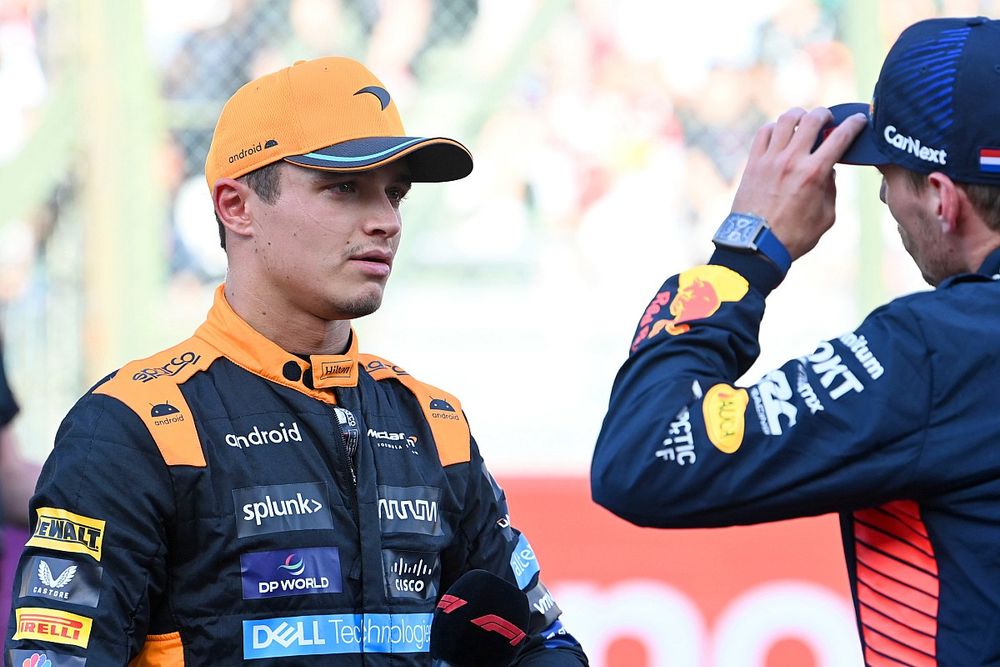 Lando Norris, McLaren, el hombre de la pole Max Verstappen, Red Bull Racing, charla en Parc Ferme