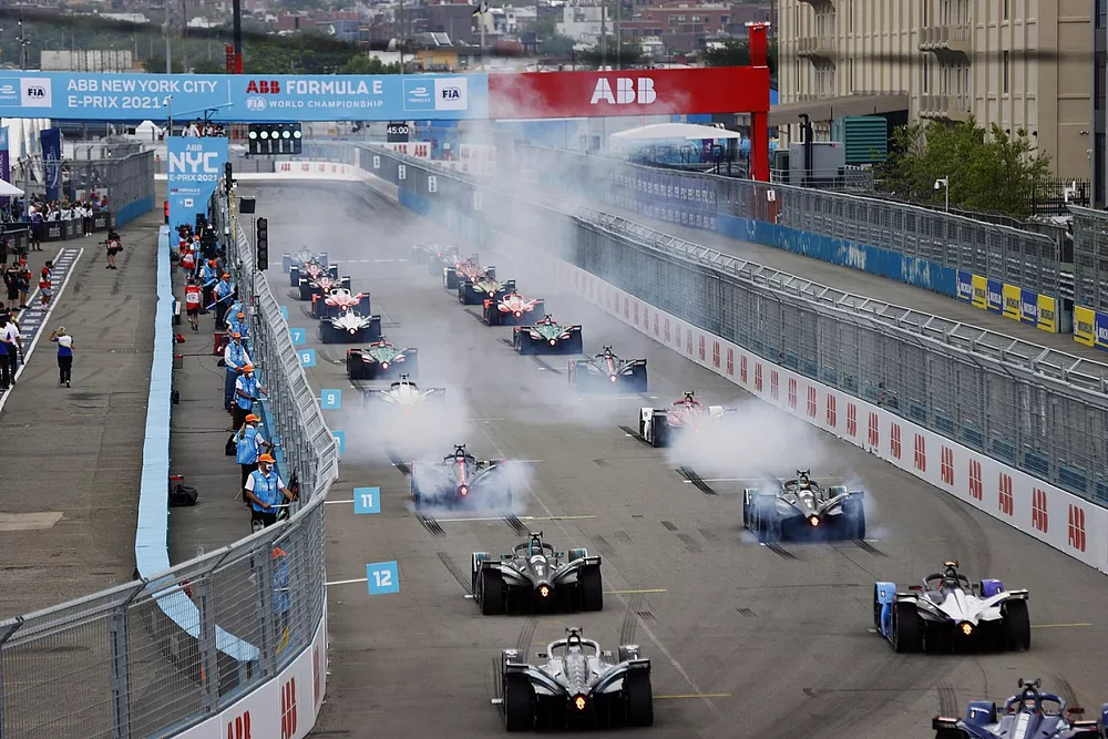 Sam Bird, Jaguar Racing, Jaguar I-TYPE 5, Mitch Evans, Jaguar Racing, Jaguar I-TYPE 5, lead the field away at the start