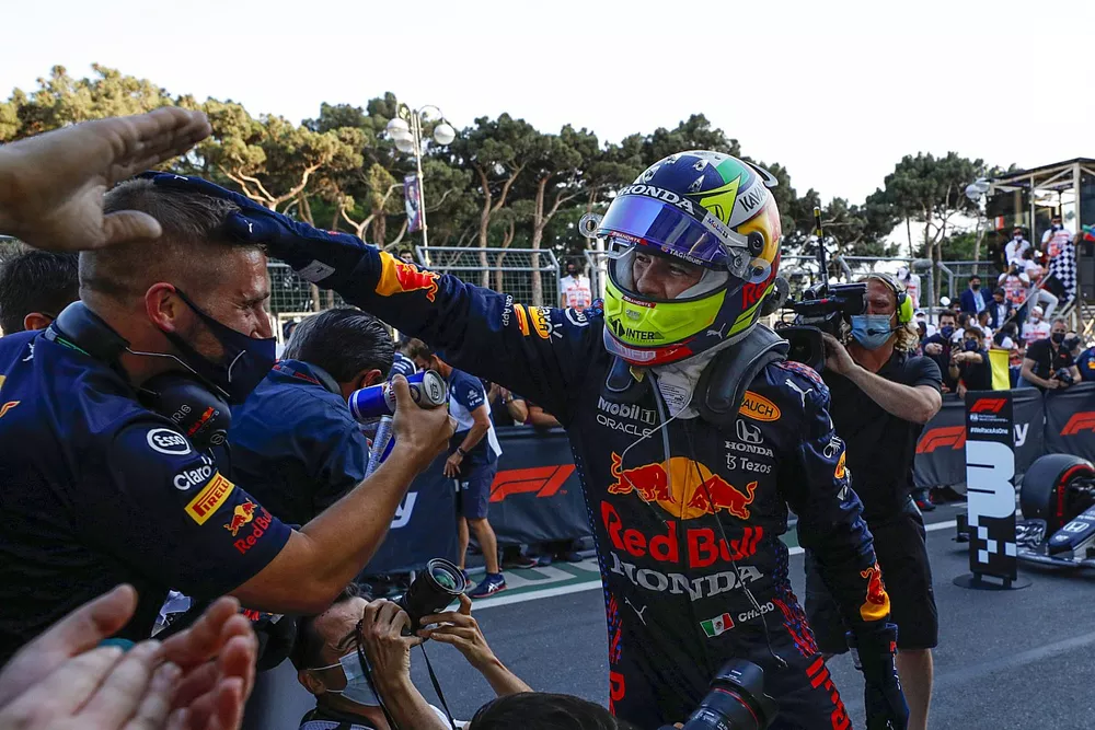 Ganador Sergio Pérez, Red Bull Racing, celebra en Parc Ferme
