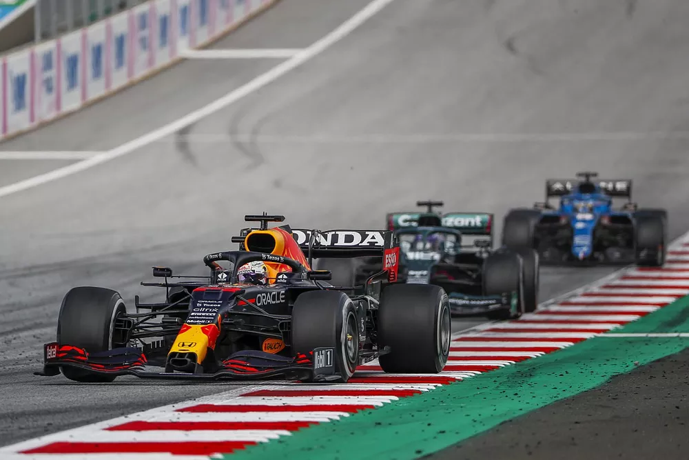 Max Verstappen, Red Bull Racing RB16B, Lance Stroll, Aston Martin AMR21, Fernando Alonso, Alpine A521
