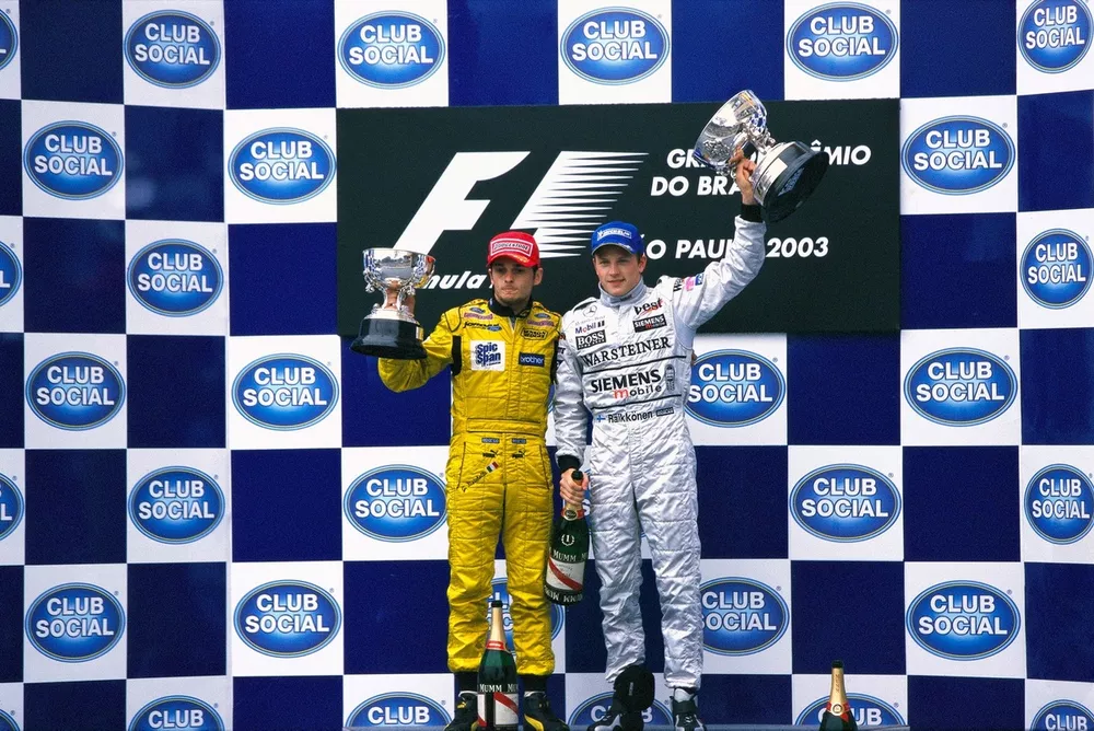 Podio: il vincitore della gara Kimi Raikkönen, McLarenn, Giancarlo Fisichella, Jordan
