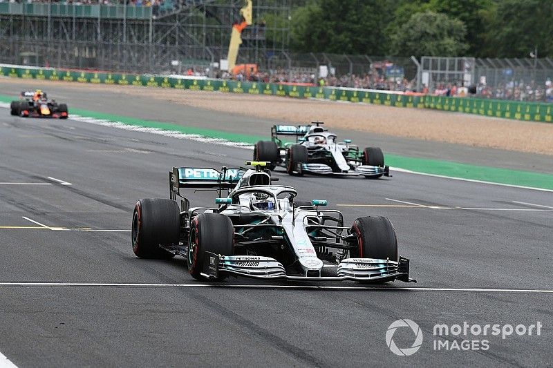 Valtteri Bottas, Mercedes AMG W10 y Lewis Hamilton, Mercedes AMG F1 W10, practica una salida al final de la PL2