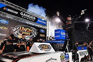 Brett Moffitt se lleva la primera del playoff de la Truck Series