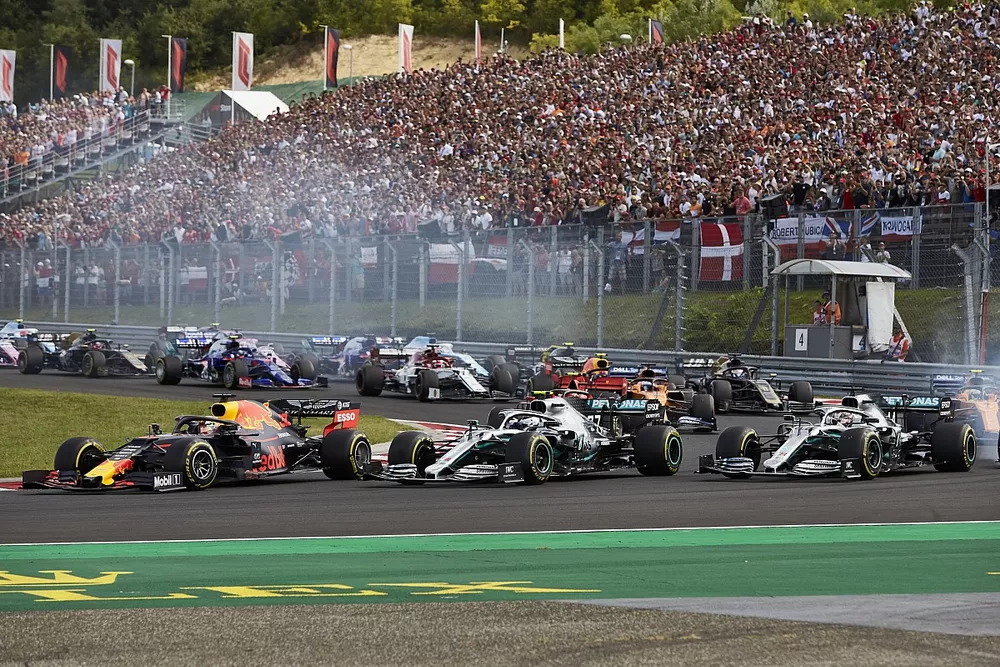 Max Verstappen, Red Bull Racing RB15, leads Lewis Hamilton, Mercedes AMG F1 W10, Valtteri Bottas, Mercedes AMG W10, and the rest of the field at the start