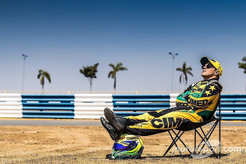Massa reinventa la célebre foto de Alonso tomando el sol