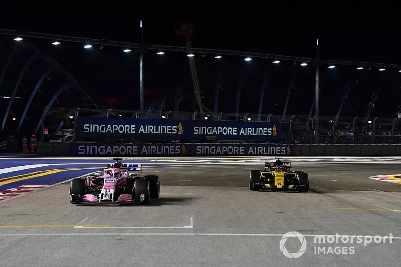 Sergio Perez, Racing Point Force India VJM11 en Carlos Sainz Jr., Renault Sport F1 Team R.S. 18 op de grid 
