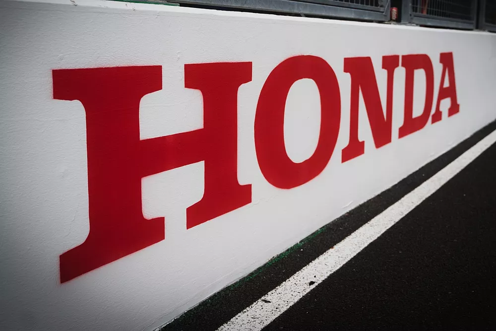 Honda logo langs de baan op Suzuka